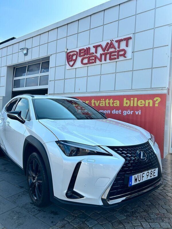 Vit Begagnad 2021 Lexus UX 250h SUV | 289 900 kr (Marknadspris) - Bild 1/4