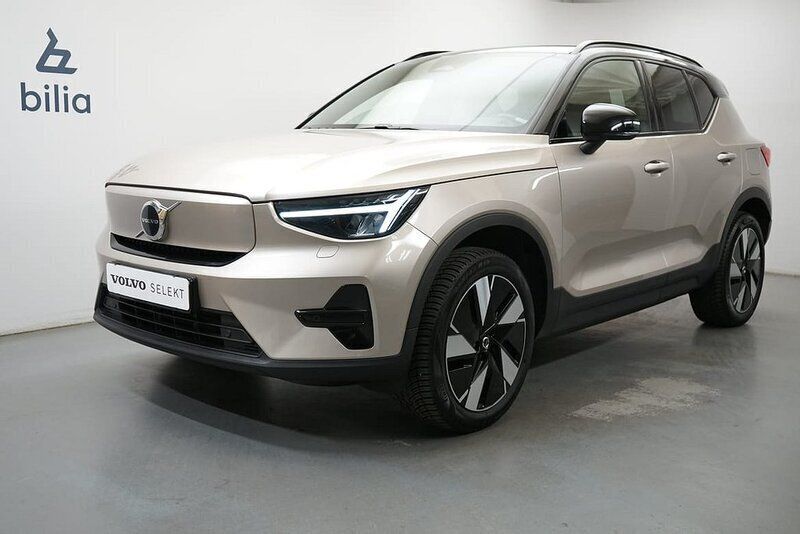 Ljusgrå Begagnad 2023 Volvo XC40 Core SUV | 394 900 kr - Bild 1/3