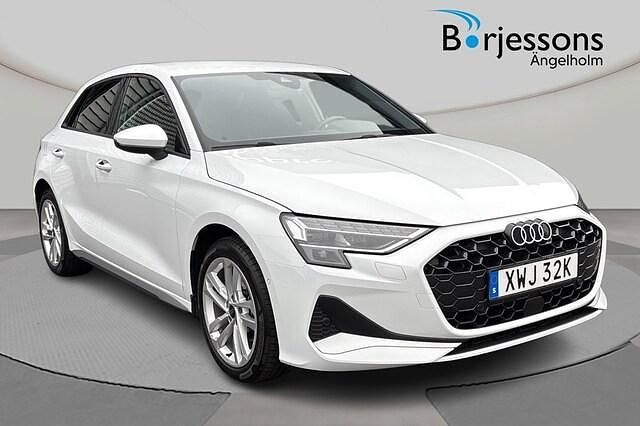 Glaciärvit metallic Begagnad 2024 Audi A3 Advanced Plus | 315 000 kr (Dyr) - Bild 1/4