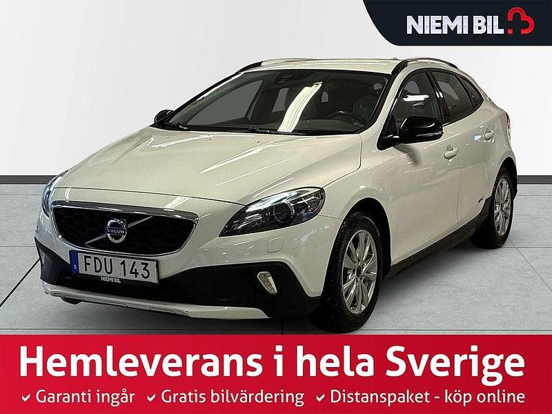 Vit Begagnad 2015 Volvo V40 Momentum Halvkombi | 143 900 kr (Marknadspris) - Bild 1/3