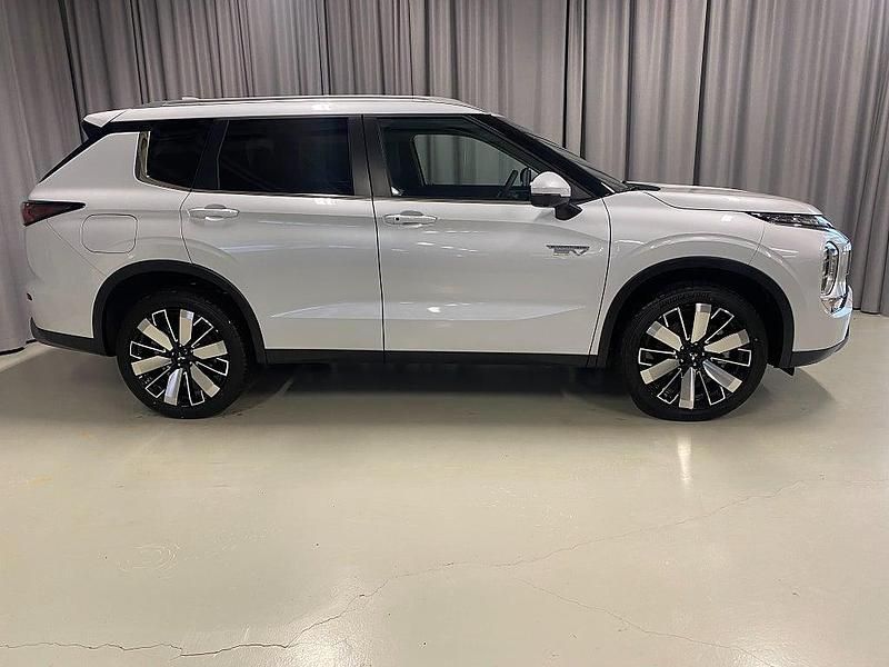 Ny Mitsubishi Outlander P-HEV Intense 136 HK (100 kW) 2025 Vit SUV
