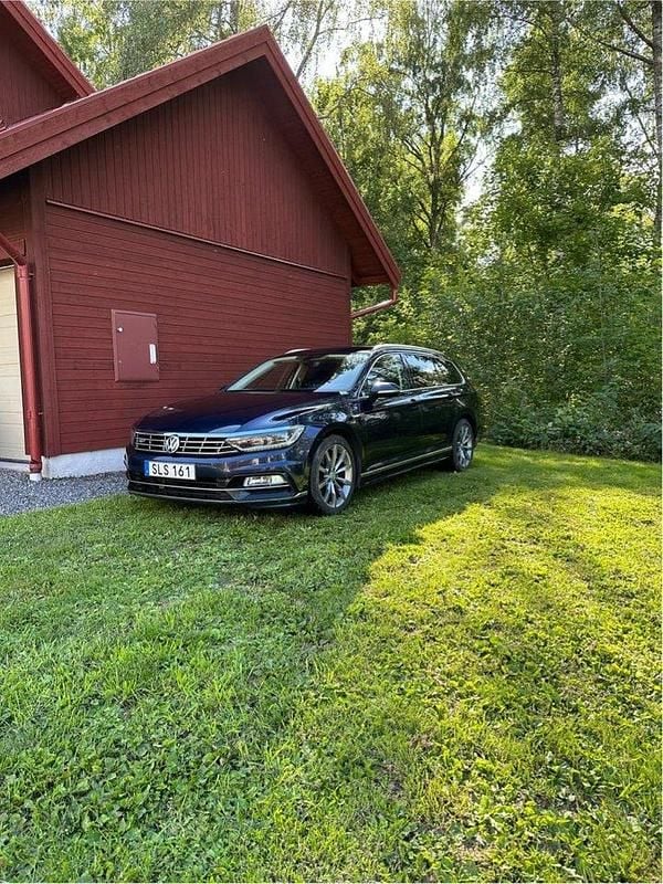Blå Begagnad 2017 VW Passat GT Kombi | 124 000 kr (Marknadspris) - Bild 1/4