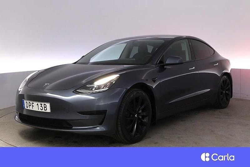 Grå Begagnad 2020 Tesla Model 3 Standard Range Plus Sedan | 264 900 kr (Marknadspris) - Bild 1/4