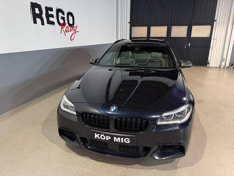 Svart Begagnad 2015 BMW M550 M Sport Sedan | 299 000 kr (Marknadspris) - Bild 1/4