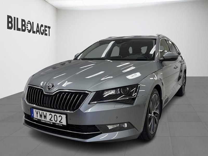 Grå Begagnad 2018 Skoda Superb LAURIN & KLEMENT Kombi | 225 500 kr (Marknadspris) - Bild 1/4