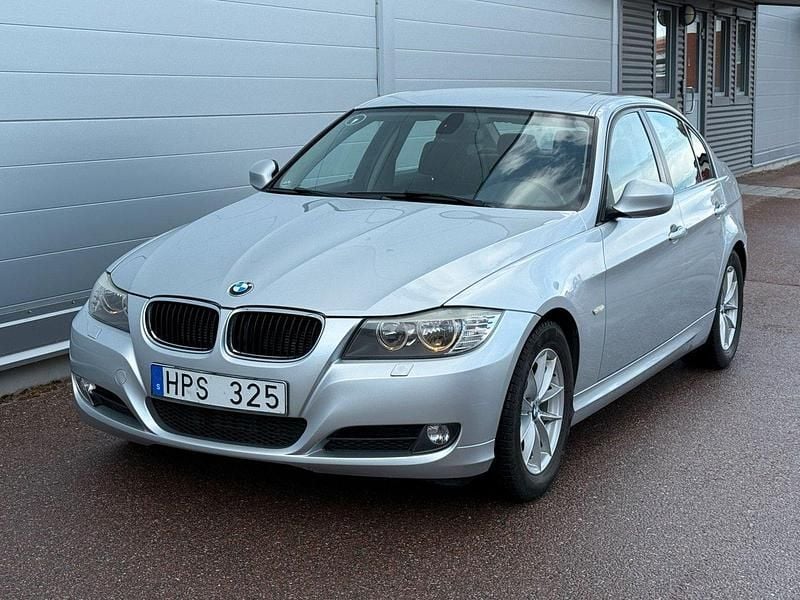 Ljusgrå Begagnad 2010 BMW 318 Comfort Edition Sedan | 74 900 kr (Marknadspris) - Bild 1/4