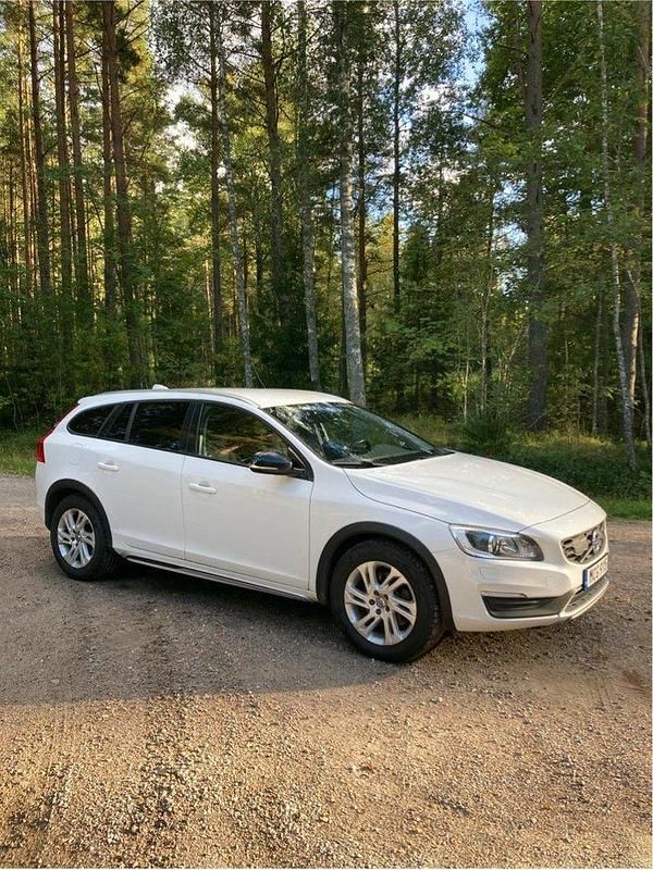 Vit Begagnad 2016 Volvo V60 CC Momentum Kombi | 199 000 kr (Superpris) - Bild 1/4