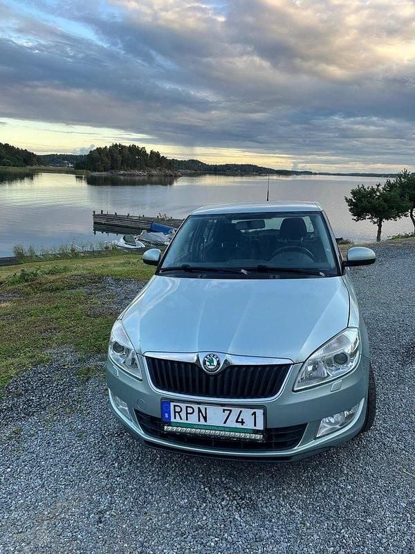 Grön Begagnad 2011 Skoda Fabia Elegance Halvkombi | 34 950 kr (Marknadspris) - Bild 1/4