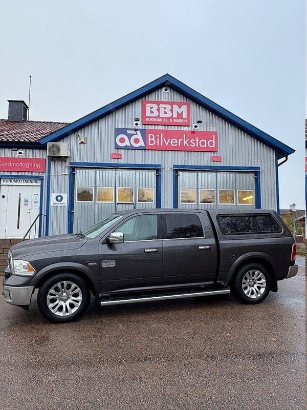 Mörkgrå (grå metallic) Begagnad 2018 RAM 1500 Pickup | 379 900 kr (Superpris) - Bild 1/4