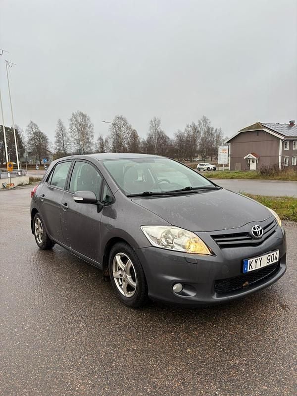 Begagnad 2010 Toyota Auris Halvkombi | 49 000 kr (Marknadspris) - Bild 1/4