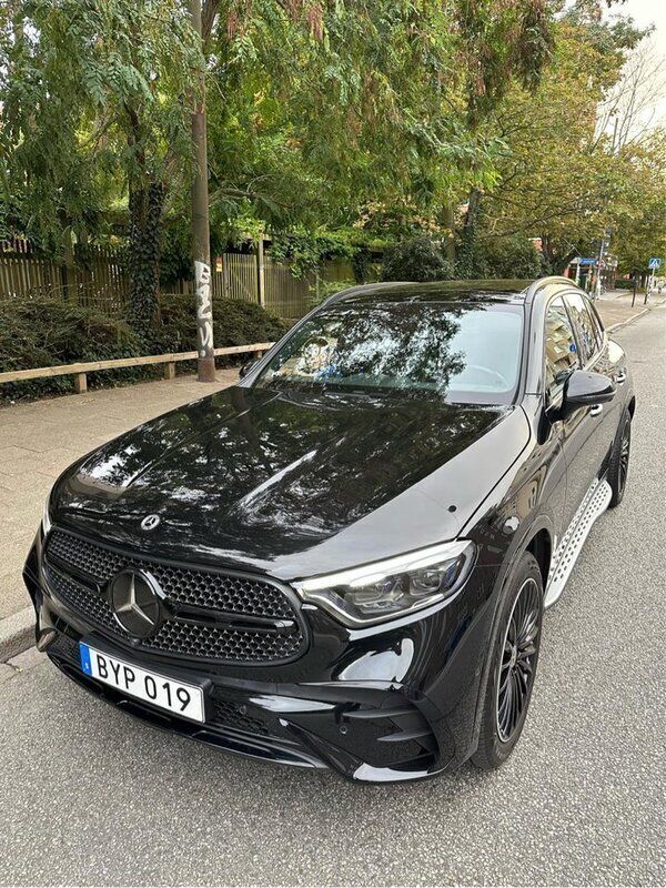 Svart Begagnad 2023 Mercedes GLC220 AMG line SUV | 650 000 kr - Bild 1/4