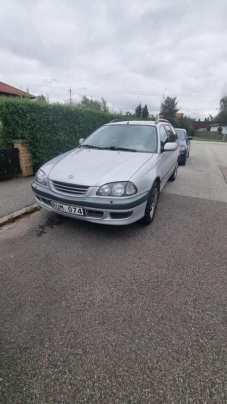 Grå Begagnad 2000 Toyota Avensis Kombi | 23 000 kr (Marknadspris) - Bild 1/4