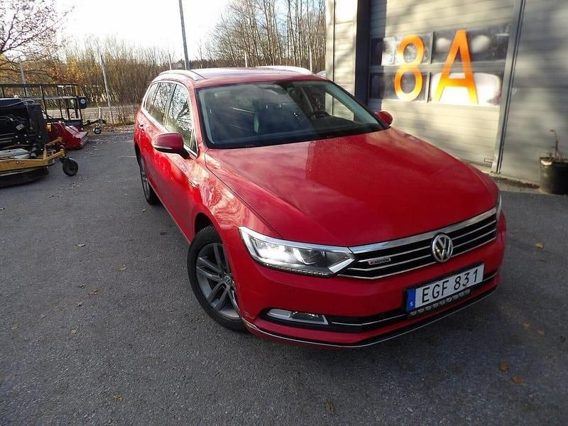 Röd Begagnad 2018 VW Passat Kombi | 189 000 kr (Marknadspris) - Bild 1/4