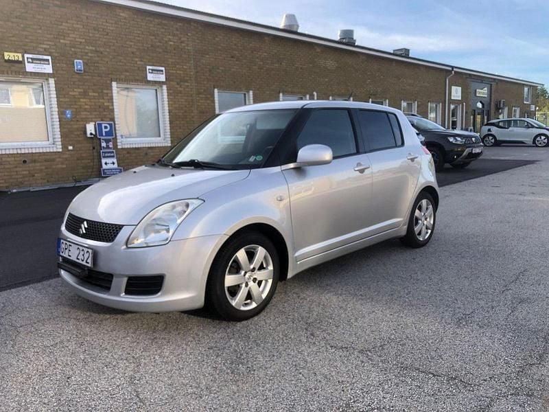 Silver Begagnad 2008 Suzuki Swift Halvkombi | 29 000 kr (Marknadspris) - Bild 1/4