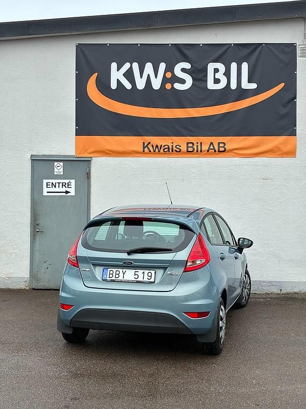 Begagnad Ford Fiesta Trend 75 HK (55 kW) 2010 Grå Halvkombi