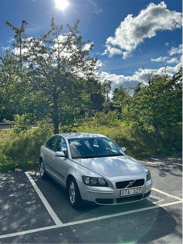 Grå Begagnad 2004 Volvo S40 Sedan | 25 000 kr (Marknadspris) - Bild 1/4