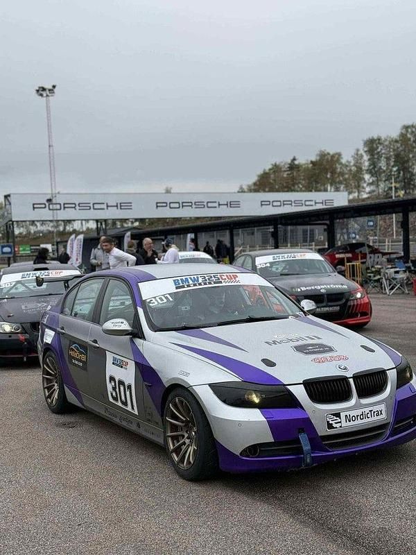 Begagnad BMW 325 218 HK (160 kW) 2005 Grå Sedan