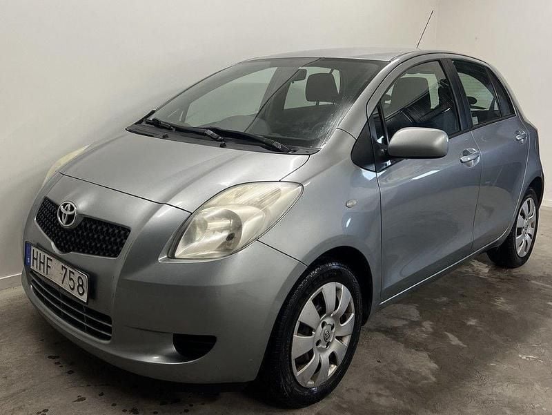 Grå Begagnad 2007 Toyota Yaris Halvkombi | 29 900 kr (Marknadspris) - Bild 1/4