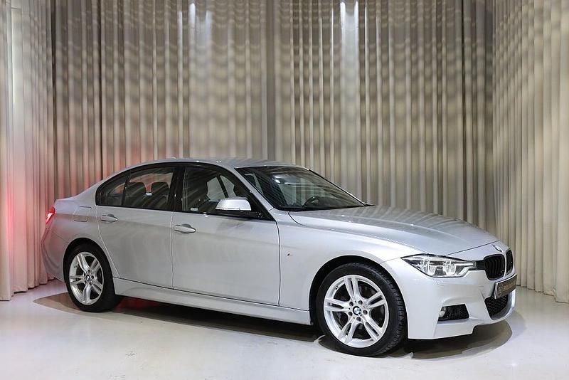 Silver Begagnad 2016 BMW 320 M Sport Sedan | 239 900 kr (Dyr) - Bild 1/4