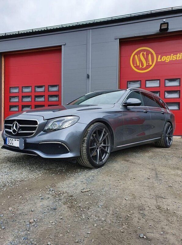 Grå Begagnad 2019 Mercedes E220 Avantgarde Kombi | 349 000 kr (Marknadspris) - Bild 1/4