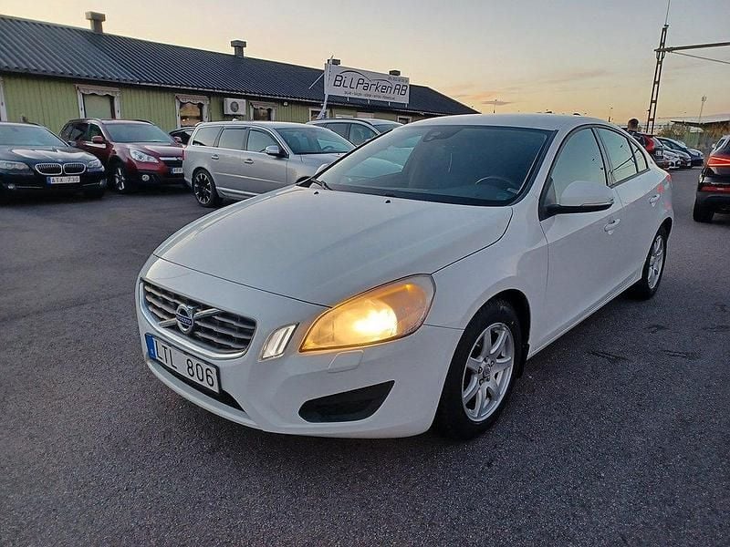 Vit Begagnad 2011 Volvo S60 Kinetic Sedan | 74 900 kr (Marknadspris) - Bild 1/4