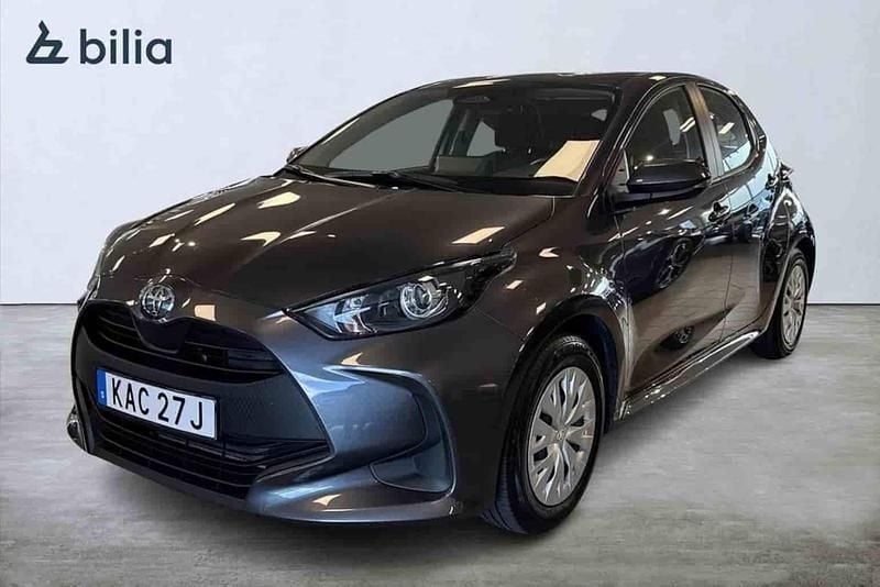 Grå Begagnad 2025 Toyota Yaris Hybrid Halvkombi | 239 800 kr - Bild 1/1