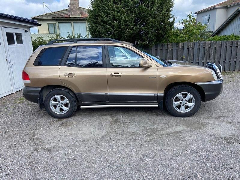 Ljusbrun (brun) Begagnad 2004 Hyundai Santa Fe SUV | 24 900 kr (Lite dyr) - Bild 1/4