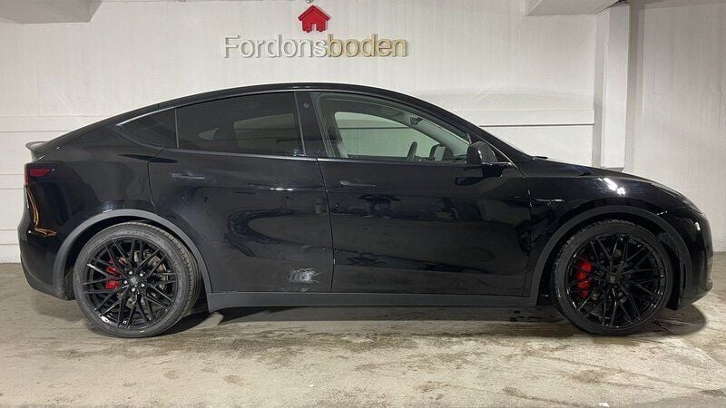 Svart Begagnad 2022 Tesla Model Y Performance SUV | 409 900 kr (Superpris) - Bild 1/4