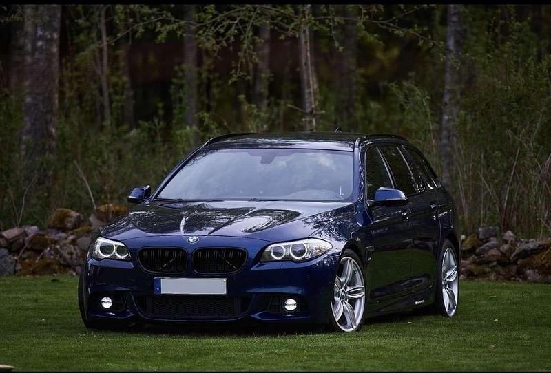 Blå Begagnad 2016 BMW 520 M Sport Kombi | 229 000 kr (Dyr) - Bild 1/4