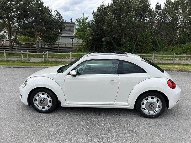 Vit Begagnad 2013 VW Beetle Halvkombi | 109 000 kr (Marknadspris) - Bild 1/4
