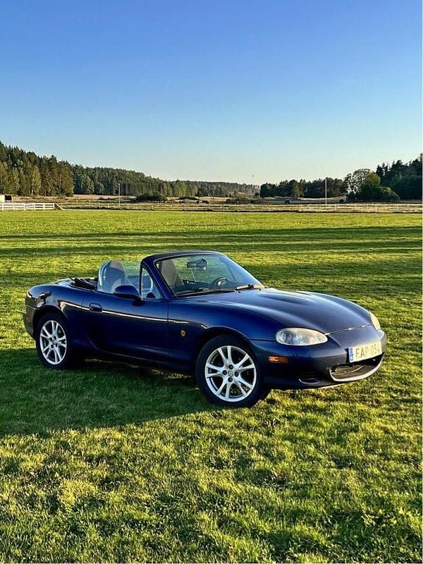 Blå Begagnad 2001 Mazda MX5 Cab | 48 900 kr (Marknadspris) - Bild 1/4