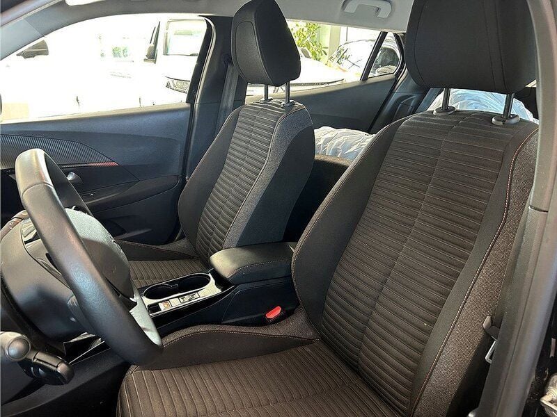 Begagnad Peugeot e-2008 Active 100 kW (136 HK) 2022 Svart SUV