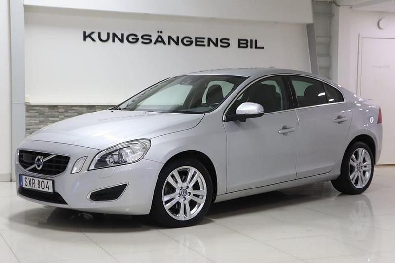 Ljusgrå Begagnad 2010 Volvo S60 Momentum Sedan | 129 900 kr (Marknadspris) - Bild 1/4