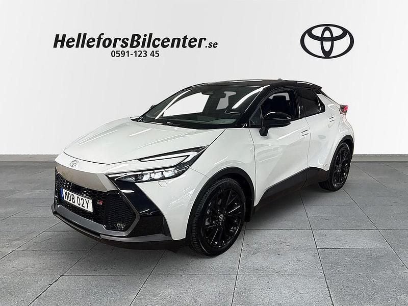 Grå Begagnad 2023 Toyota C-HR Comfort SUV | 409 500 kr (Marknadspris) - Bild 1/4