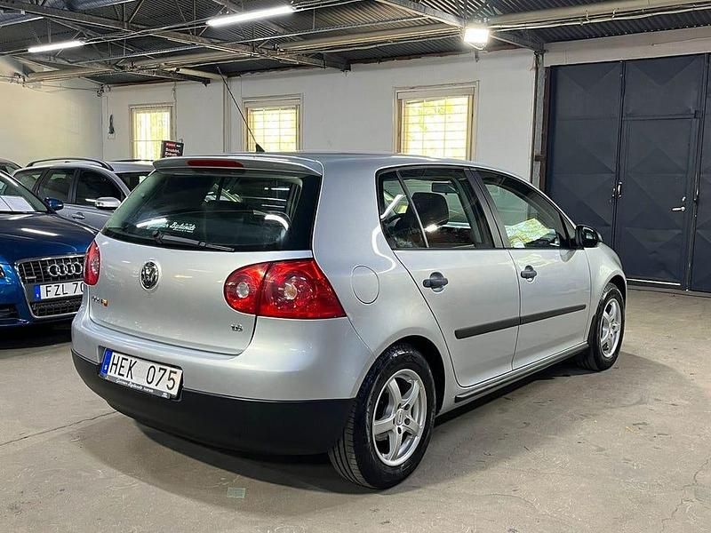 Begagnad VW Golf V 102 HK (75 kW) 2006 Silver Halvkombi