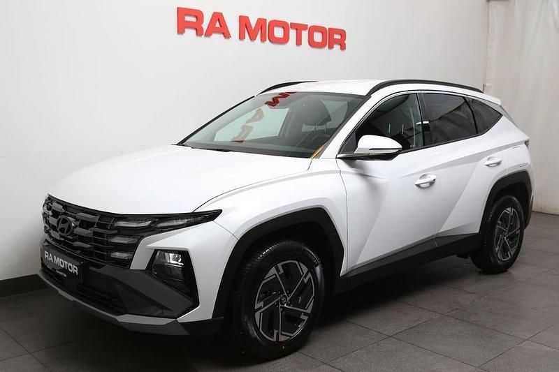 Svart Ny 2025 Hyundai Tucson Essential SUV | 399 900 kr - Bild 1/3