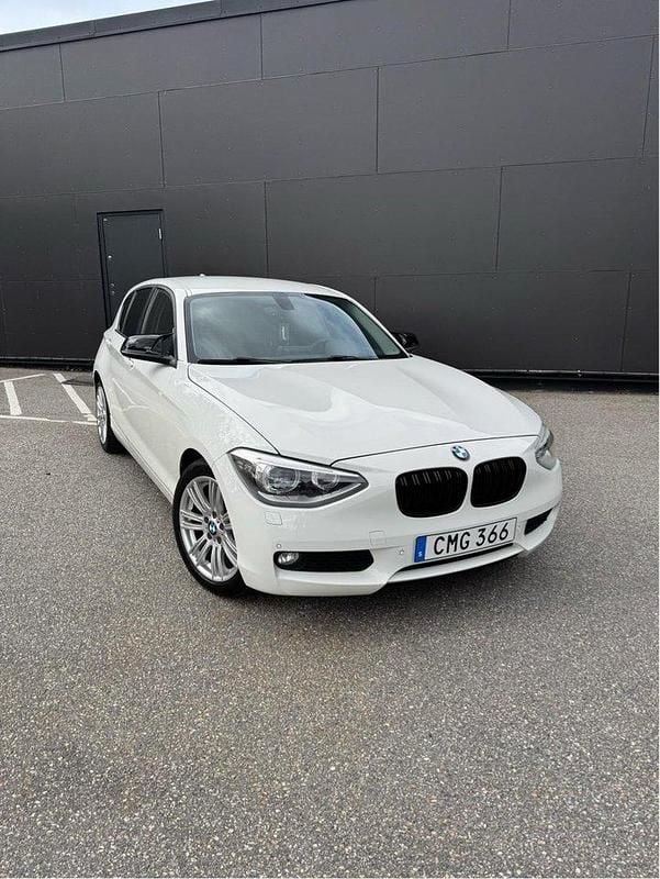 Vit Begagnad 2012 BMW 118 M Sport Halvkombi | 124 900 kr (Dyr) - Bild 1/4