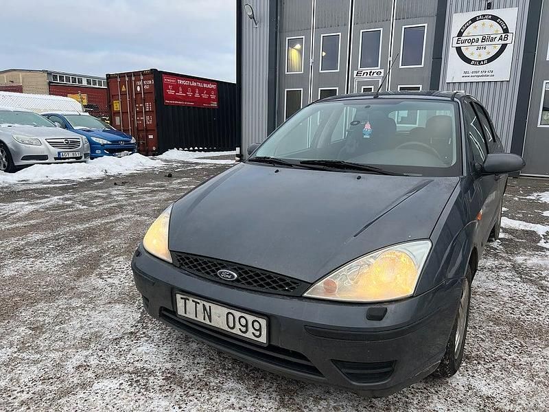 Grå Begagnad 2002 Ford Focus Halvkombi | 14 900 kr (Marknadspris) - Bild 1/4