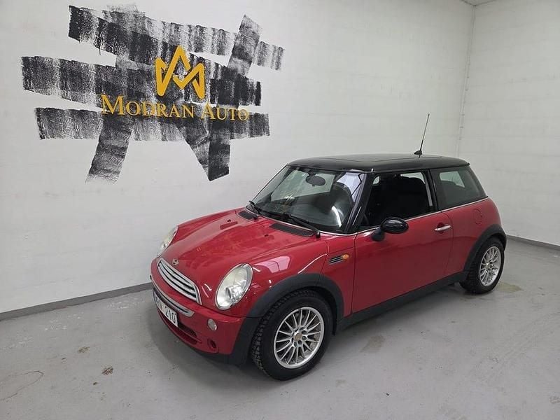 Röd Begagnad 2006 Mini Cooper Halvkombi | 49 900 kr (Marknadspris) - Bild 1/4