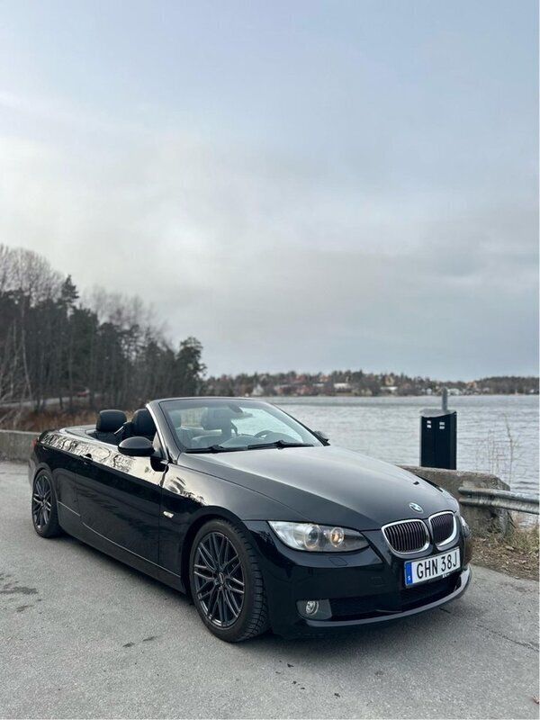 Svart Begagnad 2009 BMW 325 Cabriolet Comfort Edition Cab | 129 000 kr (Lite dyr) - Bild 1/4