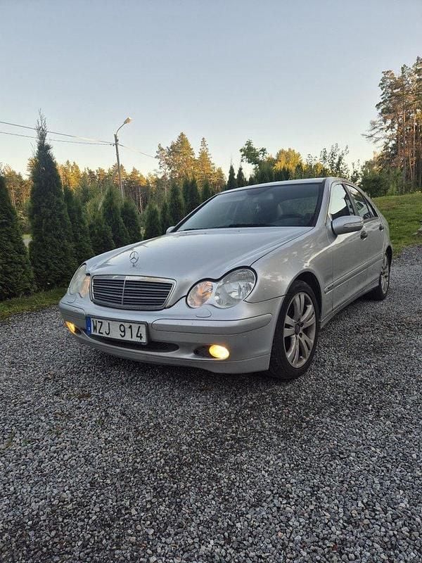 Silver Begagnad 2005 Mercedes C180 Classic Sedan | 23 900 kr (Superpris) - Bild 1/3