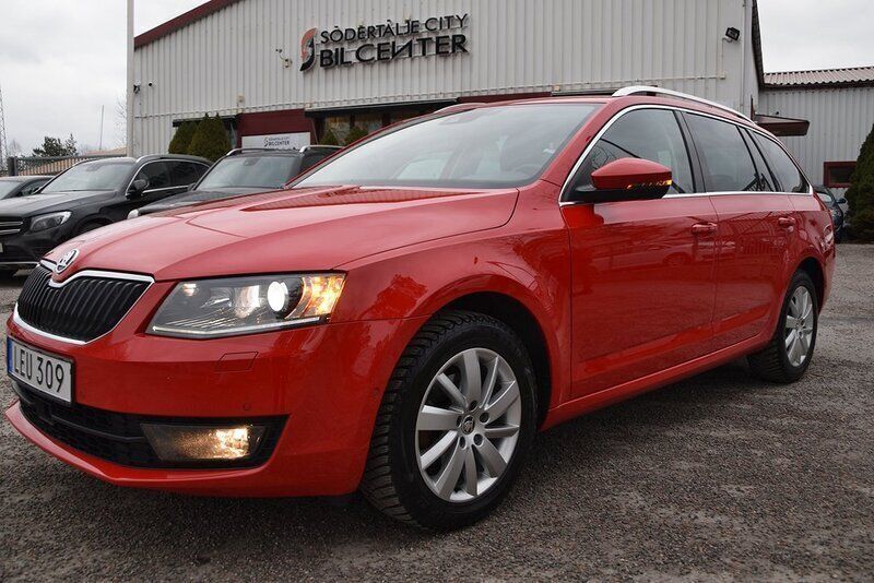 Röd (röd met) Begagnad 2015 Skoda Octavia Style Kombi | 143 990 kr (Dyr) - Bild 1/4