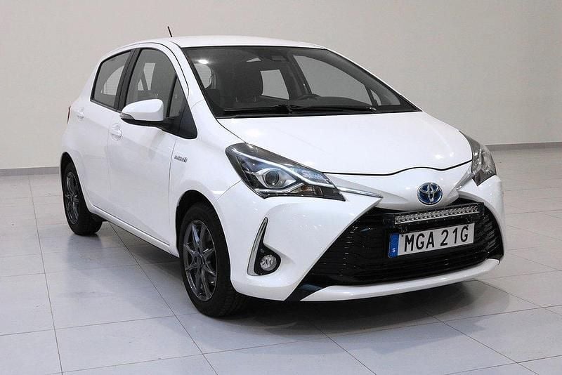 Vit Begagnad 2020 Toyota Yaris Hybrid Active Halvkombi | 159 900 kr (Bra pris) - Bild 1/4
