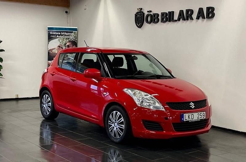 Röd Begagnad 2011 Suzuki Swift Halvkombi | 64 900 kr (Marknadspris) - Bild 1/4