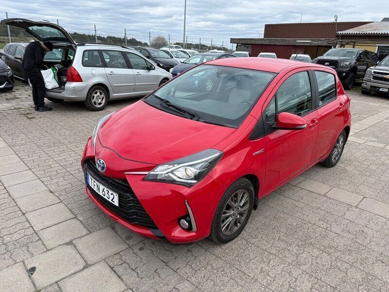 Röd Begagnad 2018 Toyota Yaris Hybrid Active Halvkombi | 139 900 kr (Marknadspris) - Bild 1/4