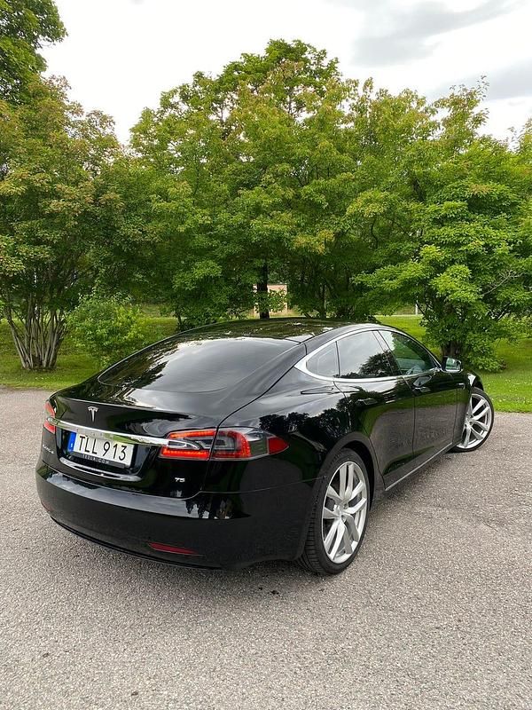 Begagnad Tesla Model S 284 kW (387 HK) 2017 Solid svart Halvkombi