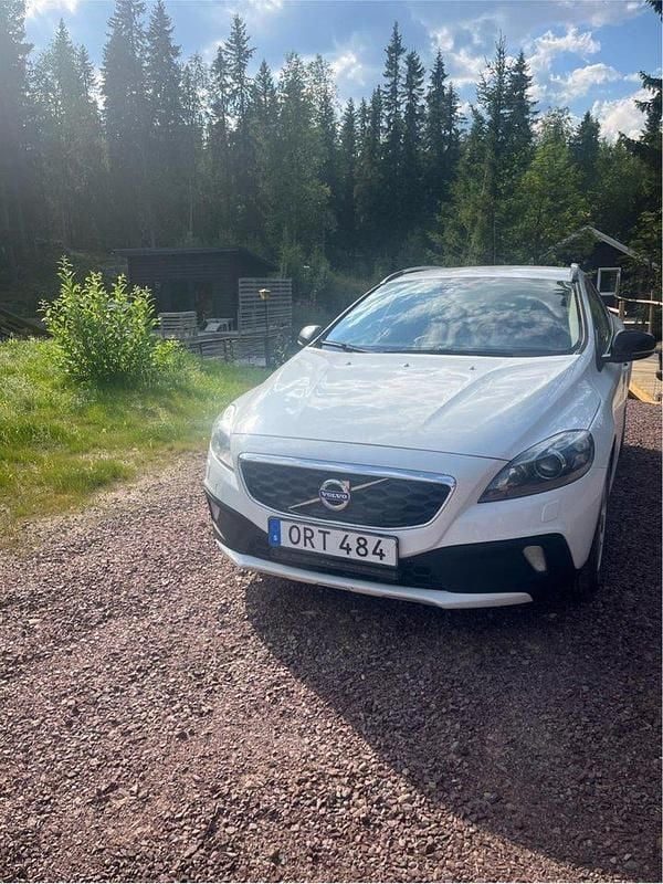 Vit Begagnad 2015 Volvo V40 CC Momentum Kombi | 109 000 kr (Marknadspris) - Bild 1/4