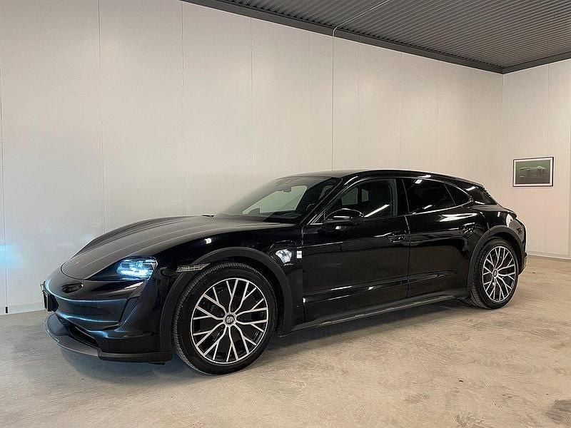 Svart Begagnad 2021 Porsche Taycan Cross Turismo Sedan | 679 000 kr (Marknadspris) - Bild 1/4