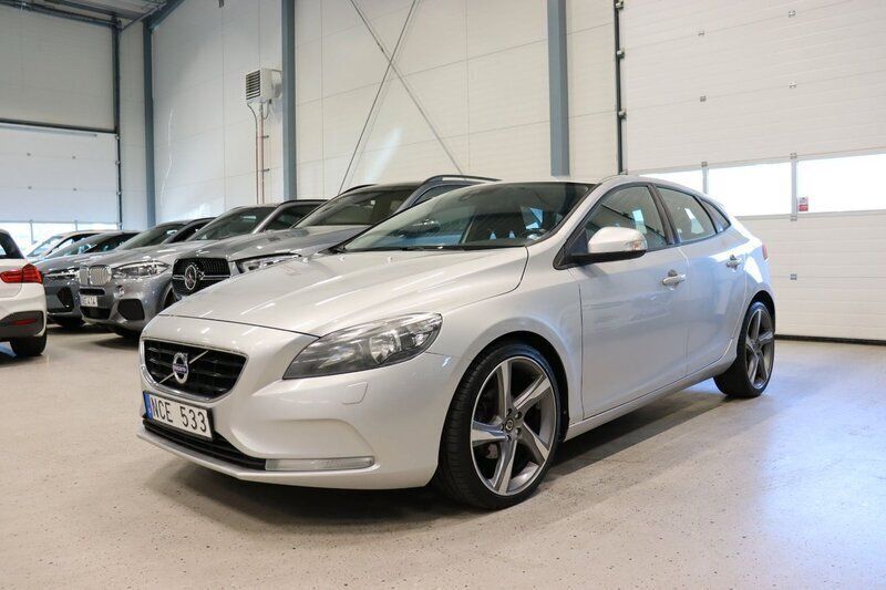 Ljusgrå (grå) Begagnad 2012 Volvo V40 Kinetic Kombi | 79 900 kr (Marknadspris) - Bild 1/4