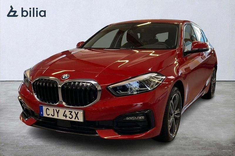 Röd Begagnad 2022 BMW 118 Sport Line Halvkombi | 259 000 kr (Marknadspris) - Bild 1/4